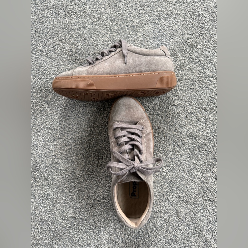 Propet Kinzey Sneaker Women’s Size 6 Wide in Taupe-used